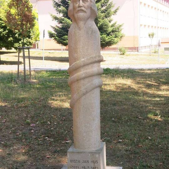 Pomník Jana Husa v parku v České ulici v Novém Boru
