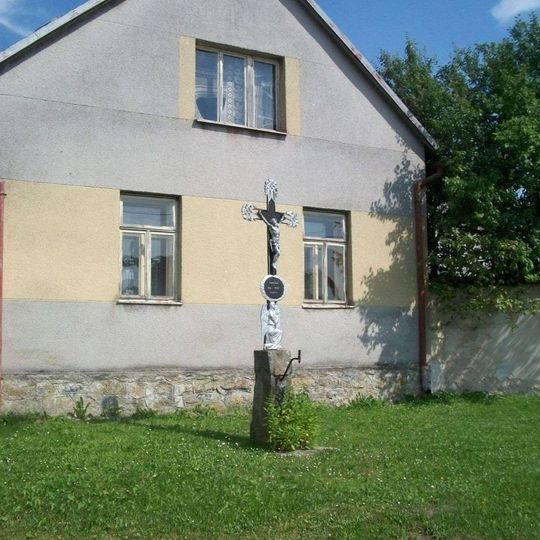 Kříž u kaple v Drahněticích