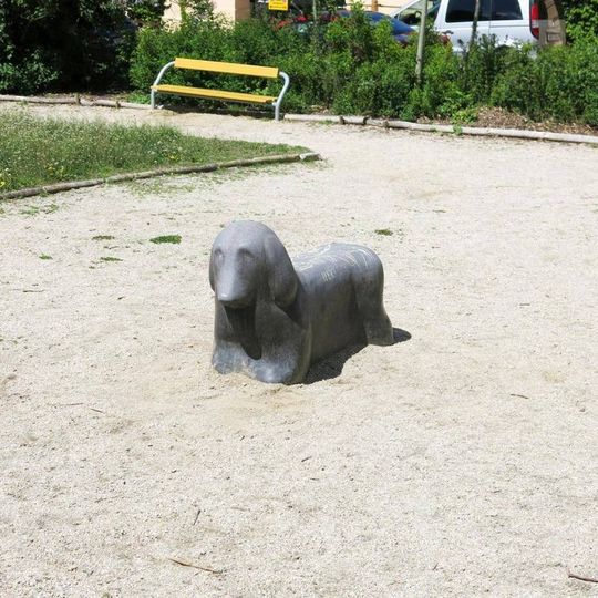 Plastika jezevčíka na Palackého náměstí v Karlových Varech