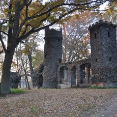 Sztuczne ruiny z grotą