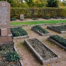 Sachgesamtheit Sowjetischer Ehrenfriedhof: bestehend aus Sowjetischem Ehrenmal und Soldatenfriedhof mit kleiner Treppe, Mauern und Podesten, vier Pflanzschalen sowie Hecken und Allee (alles Sachgesamtheitsteile) Poppitzer Straße -