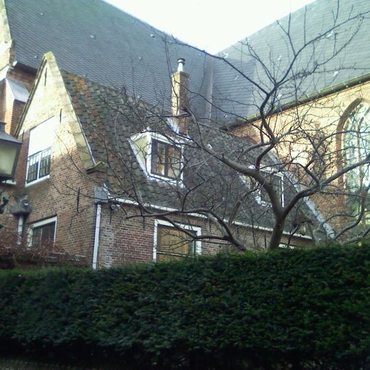 Eenvoudige kosterswoning tegen de zuiderbeuk van de Noorderkerk