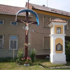 Kříž ve Lhotě nad Moravou ve středu vsi