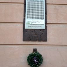 Pamětní deska obětí leteckých náletů 1944-1945 v Praze