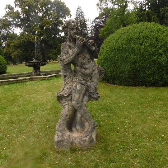 Socha Olympa v zámeckém parku ve Valči