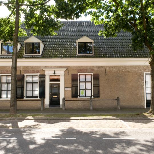 Boerderij van het brabantse langgeveltype, witgeschilderd met pannendak