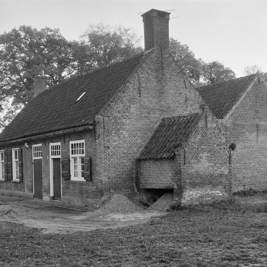 Boerderij bestaande uit een afzonderlijk woonhuis onder zadeldak tussen topgevels, eind 17e of begin 19e eeuw gebouw in 1900 uitgebreid, en twee schuren