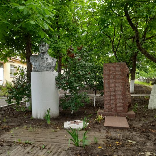 Monument la mormântul ostașilor și în memoria consătenilor căzuți în război