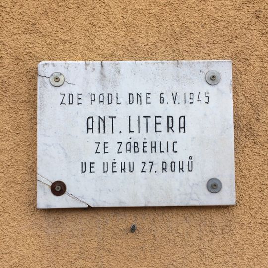 Pamětní deska Antonína Litera na domě Koněvova 1736/172 na Žižkově
