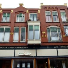 Winkel annex woonhuis in overgangsstijl
