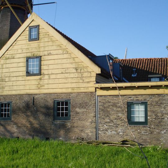Rechthoekig verdiepingloos pand, zgn. karottenfabriekje, met aanbouwen onder pannen zadeldaken; korte gevels en bovenste gedeelte der lange gevels voorzien van delen ; 9-ruitsvensters.