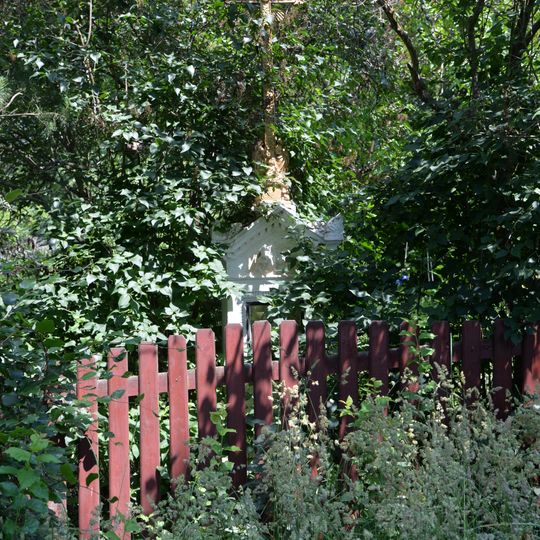 Cross in the garden in Dolní Týnec