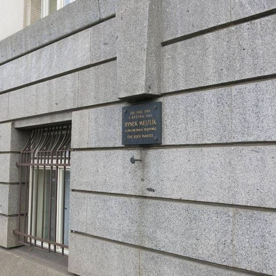 Pamětní deska padlým v květnu 1945 na domě Rašínovo nábřeží 42