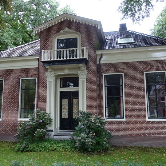 Rentenierswoning in eclectische stijl met aangebouwd achterhuis