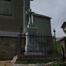 Boží muka u vchodu do kostela sv. Michala v Rejcharticích