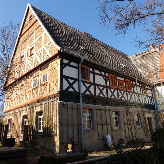 Pfarrhof mit Wohnhaus und Wohnstallhaus sowie Brunnen mit Handschwengelpumpe Pfarrweg 3a; 3b