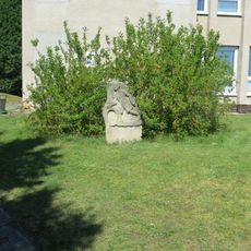 Kamenná plastika u školky v Radonicích