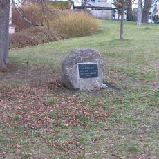 Pomník Otakara Jaroše u Obchodní akademie v Turnově