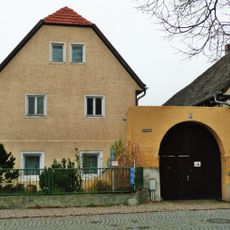Wohnstallhaus, Seitengebäude und Scheune eines Dreiseithofes Kirchplatz 22