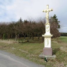 Kříž severně od Haček u silnice