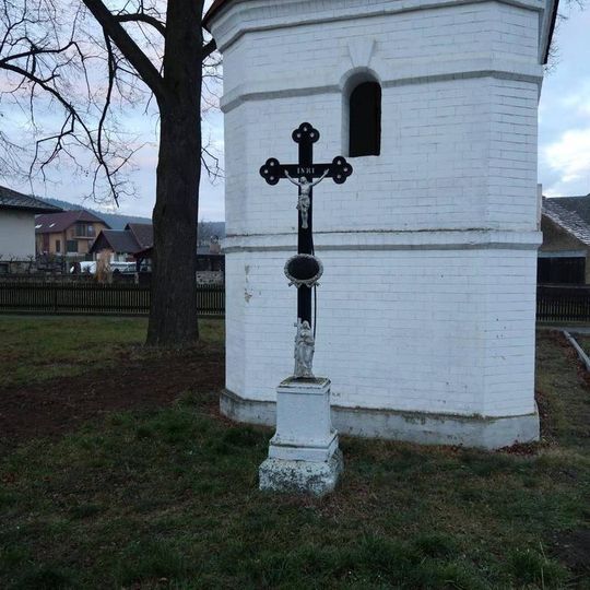 Kříž u kapličky v Drozdově