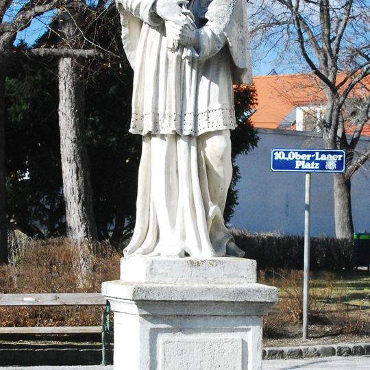 Johannes-Nepomuk-Statue am Kirchenplatz Oberlaa