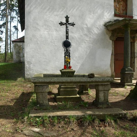 Kříž u kostela svatého Vojtěcha jižně od Studnice