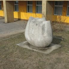 Žulová plastika Květ ve Vrchlického ulici v Ruprechticích