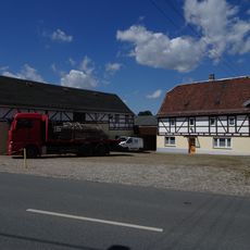 Wohnhaus und Seitengebäude eines Dreiseithofes Hofer Straße (Mittelbach) 86