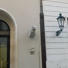 Pamětní deska Vladimíra Kruby a Františka Kohouta v ulici Králodvorská v Praze