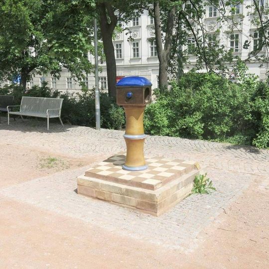 Keramická plastika Ptačí krmítko v parku Koliště v Brně