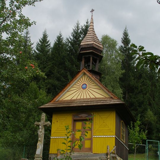 Kříž u kaple ve Velkých Karlovicích