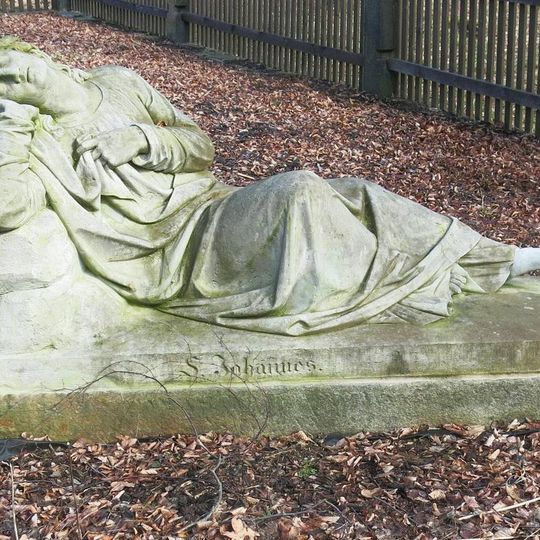 Sousoší spících apoštolů v Getsemanské zahradě u Křížové cesty východně od Lobendavy