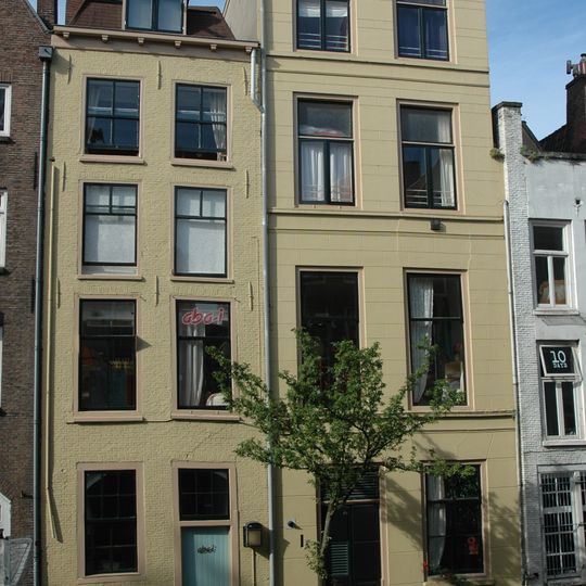 Pand met lijstgevel aan de Oudegracht zijde