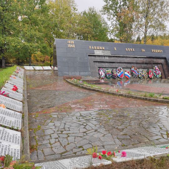 Братская могила советских воинов, погибших в боях с фашистскими захватчиками