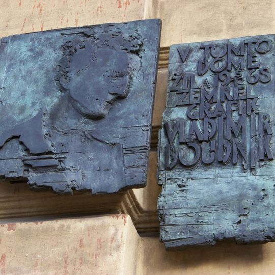 Pamětní deska Vladimíra Boudníka na domě Kostnické náměstí 776/5 na Žižkově