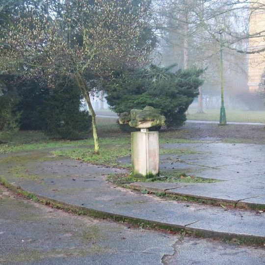 Socha ležící ženy v parku u školy Na Ostrově v Jaroměři