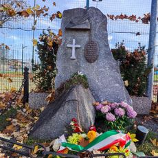 Pietra a perenne ricordo dei compagni caduti