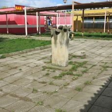 Kamenná plastika Kopretiny u nákupního centra v Jižní ulici v České Lípě