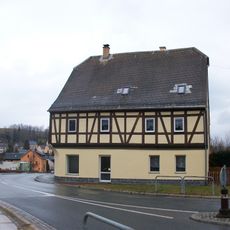 Wohnhaus in offener Bebauung und in Ecklage Karlsbader Straße 21