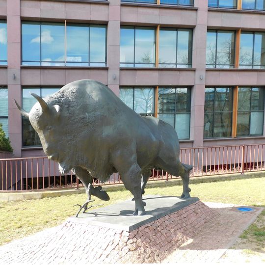 Rzeźba żubra przy kompleksie Lipowy Office Park