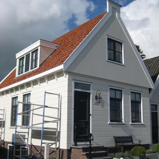 Houten huis. Voorschot in puntvorm; goede pui