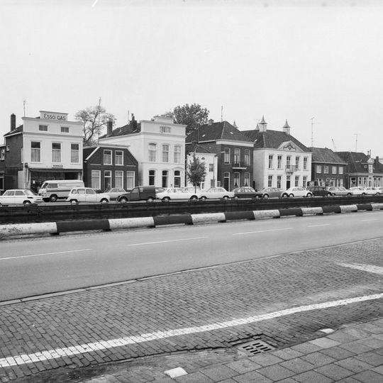 Woonhuis in aan het neo-classicisme ontleende stijl