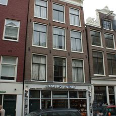 Pand met gevel onder rechte klossenlijst met consoles