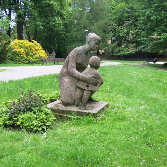 Socha matky s dítětem v Tyršových sadech v Jablonci nad Nisou