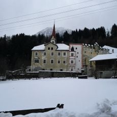 Risgebäude mit Gartenraum