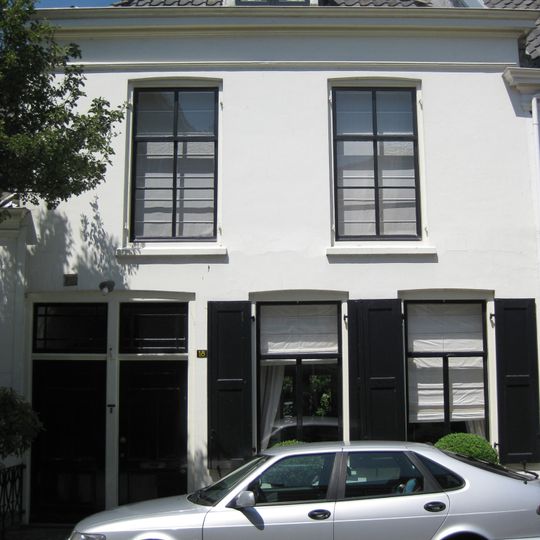 Gepleisterd pand met rechte kroonlijst