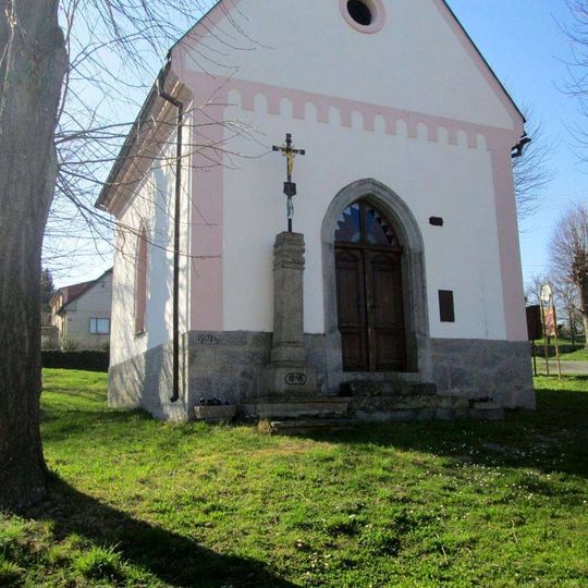 Kříž u kaple v Ústaleči