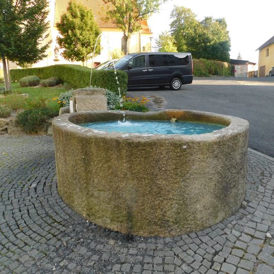 Kašna na parkovišti u kostela v Dolním Žandově