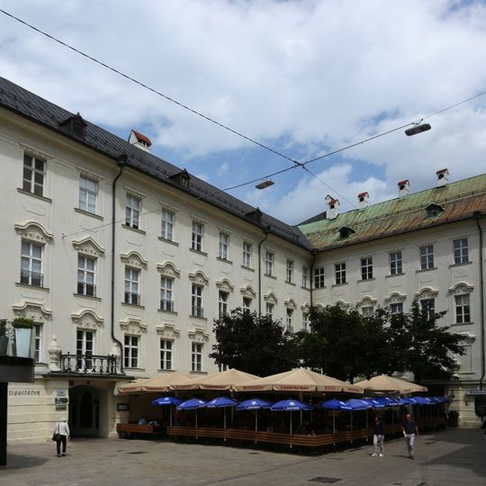 Ansitz, Adeliges Damenstift